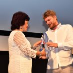 Tomáš Weinreb, režisér filmu Já, Olga Hepnarová-preberá ocenenie Modrý anjel za najlepší ženský herecký výkon (MICHALINA OLSZAŃSKA)